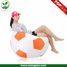 Cadeira engraçada do beanbag do futebol